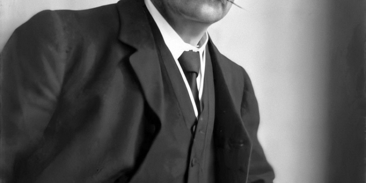 Sir Arthur Conan Doyle Biography and Works